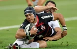 L'arrière de Toulouse, Chesling Kolbe, plaqué lors de la finale du Top 14 face à La Rochelle, au Stade de France, le 25 juin 2021