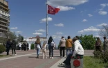 Une bannière communiste fotte au-dessus de la place de la Victoire, le 1er mai 2022 à Melitopol, en Ukraine