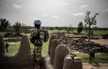 Soldats de la Force des Nations unies au Mali (Minusma) dans le village peul détruit de Sadia, dans le centre du Mali, le 5 juillet 2019