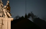 De la fumée noire s'échappe de la cheminée de la Chapelle Sixtine, le 7 mai 2025 au Vatican