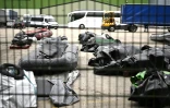 Des canots pneumatiques utilisés par les migrants tentant de traverser la Manche depuis la France, stockés dans un entrepôt de l'autorité portuaire de Douvres, dans le sud-est de l'Angleterre, le 21 mai 2025