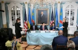 Le secrétaire d'Etat américain Marco Rubio (c),  la ministre de la RDC Thérèse Kayikwamba Wagner et le ministre rwandais Olivier Nduhungirehe lors de la signature d'un accord de paix, le 27 juin 2025 à Washington