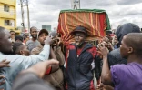 Le cercueil d'Ibrahim Kamau, 19 ans, accompagné par la foule dans les rues de Nairobi, le 28 juin 2024