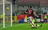 L'attaquant suédois de l'AC Milan Zlatan Ibrahimovic marque le 500e but de sa carrière en club contre Crotone en Serie A le 7 février 2021 à Milan
