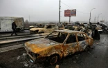 Voitures carbonisées à l'entrée d'Irpin, près de Kiev, le 1er avril 2022