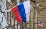 Un drapeau russe près de l'ambassade américaine à Moscou, le 27 mars 2018