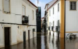 Les eaux de crue du fleuve Sado inondent les rues à Alcacer do Sal lors de la dépression Leonardo, le 5 février 2026 dans le sud du Portugal