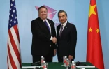Le secrétaire d'Etat américain Mike Pompeo (g) et le ministre chinois des Affaires étrangères Wang Yi (d) lors du sommet de l'Asean, le 4 août 2018 à Singapour