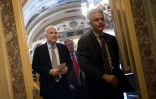 Le sénateur américain John McCain quitte le Sénat le 25 juillet 2017 après un vote contre l'abrogation de l'ObamaCare