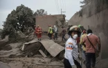 Des sauveteurs partent à la recherche de victimes de l'éruption dans le village de Los Lotes, au Guatemala, le 4 juin 2018