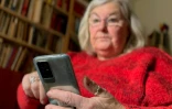 L'Allemande Renate Krause, 71 ans, chez elle à Kiel, dans le nord de l'Allemagne, le 7 février 2025