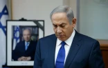 Le Premier ministre israélien Benjamin Netanyahu observe une minute de silence à proximité d'un portrait de Shimon Peres, décédé dans la nuit à l'âge de 93 ans, le 28 septembre 2016 à Jérusalem