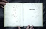 Un exemplaire original du Petit Prince dédicacé par Antoine de Saint-Exupéry photographié à la maison de ventes aux enchères Cazo à Paris le 2 décembre 2016