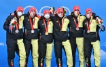 Le podium 100% allemand du bobleigh à 2 avec Francesco Friedrich et Thorsten Margis (c, or), Johannes Lochner et Florian Bauer (g, argent) et Christoph Hafer et Matthias Sommer (bronze), aux Jeux olympiques de Pékin, le 15 février 2022 sur la piste de Yanqing