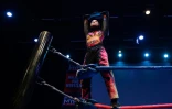Nor "Phoenix" Diana tient la ceinture de championne de catch après une victoire sur le ring le 6 juillet 2019 à Kuala Lumpur