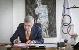 Le président du CIO, l'Allemand Thomas Bach, pose après une interview accordée à l'AFP, au siège du CIO à Lausanne, le 26 avril 2024