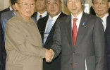 Le Premier ministre japonais Junichiro Koizumi d) et le dirigeant nord-coréen Kim Jong Il, le père de Kim Jong Un, le 22 mai 2004 à Pyongyang, en Corée du Nord