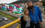 Spag, un des auteurs français de la fresque pose devant l'oeuvre de streetart réalisée sur les façades de maisons du quartier pauvre de Mariscal Sucre, à Bogota le 1er septembre 2016