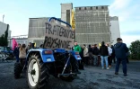 Des agriculteurs bloquent avec leurs tracteurs l'entrée du site de l'entreprise Maïsica, au port de Bayonne, le 12 janvier 2026 dans les Pyrénées-Atlantiques