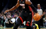 Bam Adebayo du Miami Heat dribble face aux Boston Celtics, en NBA, le 4 décembre 2019 à Boston