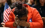 Une Américaine, partisan de Hillary Clinton, s'effoondre à l'annonce des résultats de la présidentielle, le 8 novembre 2016 au Javits Convention Center à New York