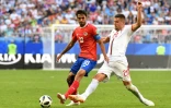 Le milieu de la Serbie Sergej Milinkovic-Savic (d) à la lutte avec celui du Costa Rica Bryan Ruiz au Mondial, le 17 juin 2018 à Samara