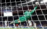 Le gardien italien Gianluigi Donnarumma réalise un arrêt, à l'occasion du match nul entre la France et l'Italie comptant pour la 3e journée de la Ligue des nations, le 2 octobre 2026 à Saint-Denis
