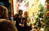 Des Iraniennes se font prendre en photo devant une vitrine de décorations de Noël, le 24 décembre 2016 à Téhéran