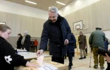 L'ancien chef de la diplomatie, Pekka Haavisto, vote au deuxième tour de l'élection présidentielle, le 11 février 2024 à Helsinki, en Finlande