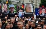 Des manifestants tiennent des  portraits de victimes de migrants, pendant une manifestation du parti anti-immigration AfD à Chemnitz le 1er septembre 2018