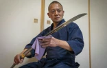 Le forgeron Akihira Kawasaki examine une lame de katana dans son atelier de Misato, dans la préfecture de Saitama, le 9 janvier 2026 au Japon