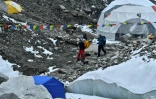Des membres d'une expédition arrivent au camp de base de l'Everest, le 1er mai 2021 au Népal
