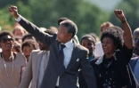 Nelson Mandela et sa femme Winnie brandissant leurs poings à la sortie de prison de Mandela, le 11 février 1990