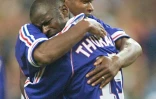 Liliam Thuram (d) dans les bras de Marcel Desailly après avoir marqué, au Stade de Saint-Denis, le 8 juillet 1998
