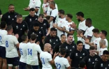 Battus par la France en match d'ouverture de la coupe du monde, les Néo-Zélandais sortent du terrain applaudis par leurs vainqueurs, le 8 septembre 2023 au Stade de France.
