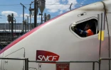 Un agent du Technicentre Atlantique de Châtillon nettoie et désinfecte l'intérieur dun TGV, le 14 mai 2020 dans les Hauts-de-Seine