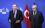 Le président de la Turquie Recep Tayyip Erdogan (G) et le président de la Commission européenne Jean-Claude Juncker prononcent un bref discours, à l'arrivée de M. Erdogan à Bruxelles, le 5 octobre 2015