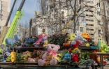 Des jouets et nounours déposés, le 3 mars 2024, en hommage aux victimes de la frappe russe ayant touché un immeuble à Odessa, en Ukraine