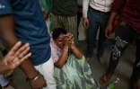 Des proches des victimes de l'incendie qui a tué au moins 27 personnes dans un bâtiment commercial à New Delhi, le 14 mai 2022