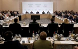 Le président français Emmanuel Macron (c) et les participants à la Conférence internationale sur la Syrie, le 13 février 2025 à Paris