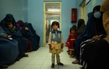 Des patientes et leurs enfants dans la salle d'attente de la clinique de Tangi Saidan, le 6 octobre 2021 dans le centre de l'Afghanistan 