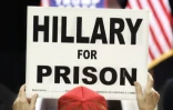 "Hillary en prison" proclame la pancarte d'un militant républicain lors d'un meeting de campagne de Donal Trump, le 11 août 2016 à Kissimmee, en Floride