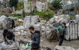 Des réfugiés afghans trient des déchets recyclables dans une décharge à Istanbul, le 18 novembre 2021 en Turquie