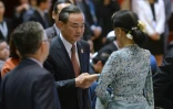 Le ministre des Affaires étrangères chinois Wang Yi salue la chef de file du gouvernement birman Aung San Suu Kyi, le 25 juillet 2016 à Vientiane, au Laos