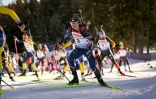La Française Justine Braisaz-Bouchet devant ses conurrentes sur la piste de la mass start de Lenzerheide, le 17 décembre 2023