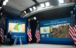 Le président Joe Biden reçoit un briefing de responsables de l'agence américaine de gestion des catastrophes naturelles, à la Maison Blanche le 28 août 2021