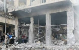 Bombardements aériens d'un marché du village de Maaret al-Numan dans la région d'Idleb en Syrie, le 8 octobre 2017