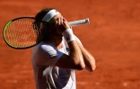 Le Grec Stefanos Tsitsipas, en pleurs après sa victoire en 5 sets face à l'Allemand Alexander Zverev, en demi-finale du tournoi de Roland Garros, le 11 juin 2021 à Paris