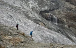 Des randonneurs sur le glacier de Fee (en allemand : Feegletscher) dans les Alpes valaisannes, le 30 juillet 2022