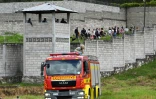 Un camion de pompiers devant la prison pour femmes de Tamara après un incendie et une rixe, à quelque 25 km de Tegucigalpa, au Honduras, le 20 juin 2023
